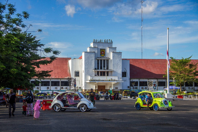 Sejumlah warga berjalan di Kawasan Lapangan Murjani, Banjarbaru, Kalimantan Selatan, Jumat (30/9/2022). Foto: Bayu Pratama S/ANTARA FOTO