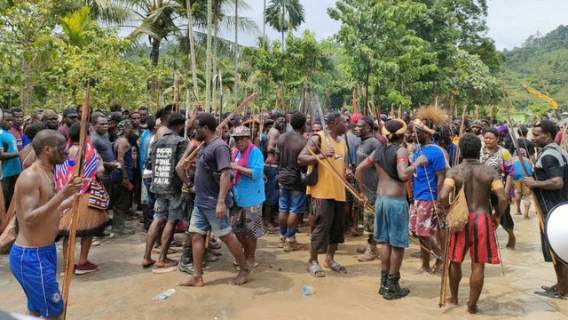 Pendukung Lukas Enembe yang berjaga di depan rumah Lukas Enembe. (BumiPapua.com/Katharina) 