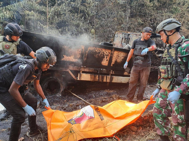Polisi lakukan evakuasi korban pembantai KKB