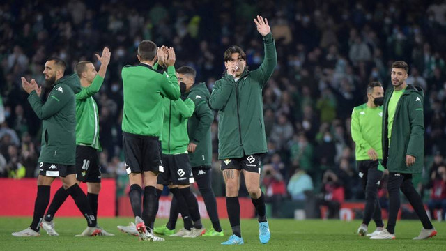 Para pemain Real Betis meninggalkan lapangan setelah skorsing pertandingan sepak bola leg pertama babak 16 besar Copa del Rey di Benito Villamarin stadion di Sevilla, Spanyol, Sabtu (15/1/2022). Foto: CRISTINA QUICLER/AFP