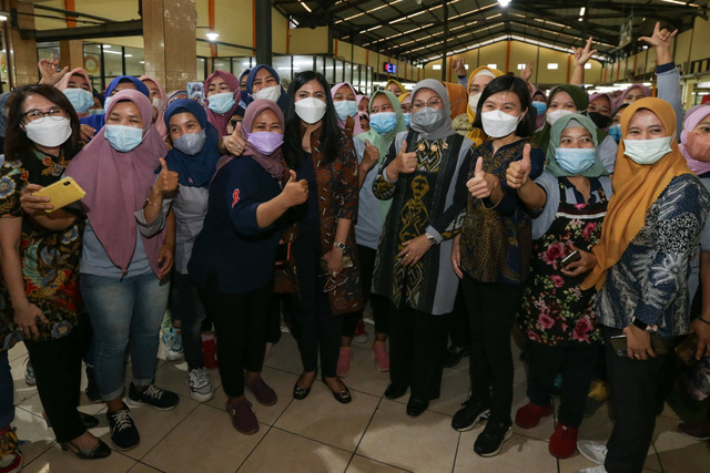 Menteri Ketenagakerjaan Ida Fauziyah mengunjungi Mojokerto Jawa Timur memastikan BSU tersalurkan tepat sasaran. Foto: Dok. Kemnaker