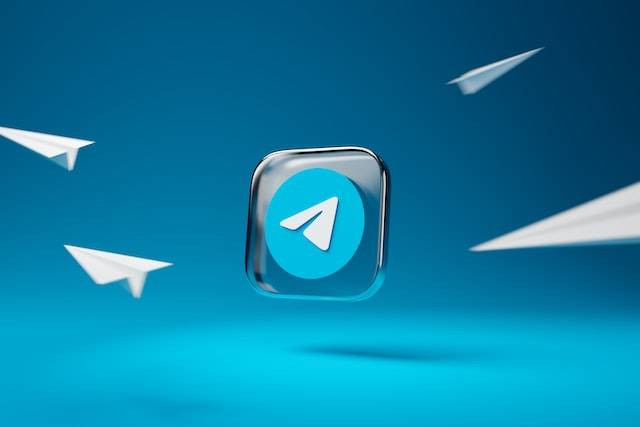 Cara agar tidak terlihat online di Telegram. Sumber: unsplash.com