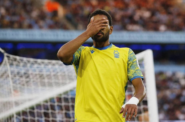 Ekspresi Renan Lodi dari Nottingham Forest setelah kehilangan kesempatan saat pertandingan Liga Premier Stadion Etihad, Manchester, Inggris. Foto: Craig Brough/Reuters