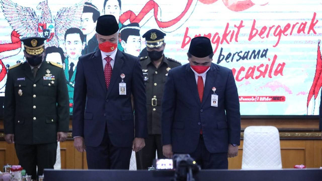 Gubernur Jateng Ganjar Pranowo dan Wagub Taj Yasin menghadiri upacara Hari Kesaktian Pancasila secara virtual. Foto: Dok. Istimewa