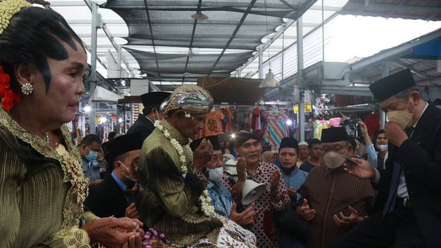 Pasangan pengantin yang mengikuti nikah bareng gratis di Malioboro, Yogya. Foto: Pemkot Yogya