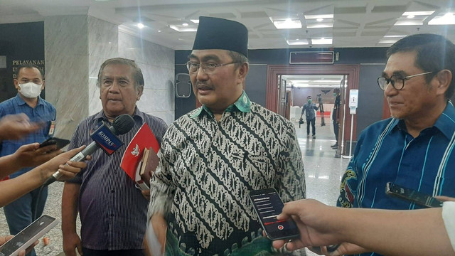 Eks Ketua MK Jimly Asshiddiqie, Hamdan Zoelva, dan eks hakim MK Maruarar Siahaan di MK. Foto: Paulina/kumparan