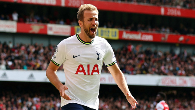 Pemain Tottenham Hotspur Harry Kane berselebrasi usai mencetak gol pertama mereka dari titik penalti saat hadapi Arsenal di Stadion Emirates, London, Inggris, Sabtu(1/10/2022). Foto: David Klein/REUTERS