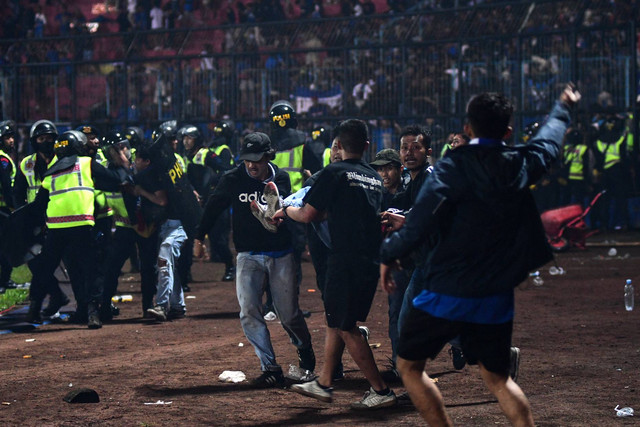 Suasana kerusuhan dipertandingan sepak bola antara Arema FC dan Persebaya Surabaya di Malang, Jawa Timur pada 1 Oktober 2022. Foto: Putri/AFP