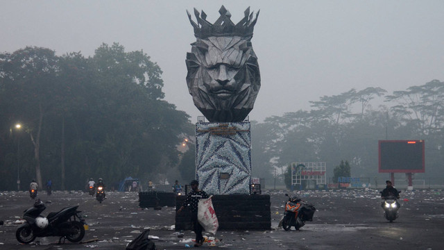 Stadion Kanjuruhan pada pagi hari setelah kerusuhan dipertandingan sepak bola antara Arema FC dan Persebaya Surabaya di Malang, Jawa Timur pada 2 Oktober 2022. Foto: Putri/AFP