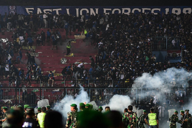 Suasana kerusuhan dipertandingan sepak bola antara Arema FC dan Persebaya Surabaya di Malang, Jawa Timur pada 1 Oktober 2022. Foto: Putri/AFP