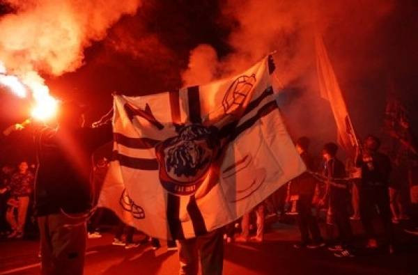 Aremania yang mendukung tim kesayangan mereka bertanding di Stadion Kanjuruhan Malang. Foto : Shutterstock