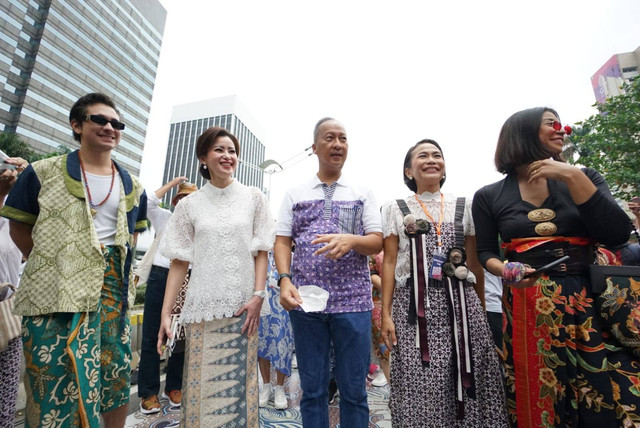 (Ki-Ka) Wakil Direktur Utama Bank Mandiri Alexandra Askandar, Menteri Perindustrian Agus Gumiwang Kartasasmita, Wakil Ketua Yayasan Batik Indonesia (YBI) Gita Pratama saat mengikuti fesyen show Mandiri Hari Batik 2022 di kawasan Car Free Day (CFD). Foto: Dok. Istimewa