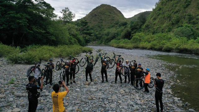 Peserta gowes menikmati pesona Krueng Jalin, Aceh Besar. Foto: Abdul Hadi/acehkini 