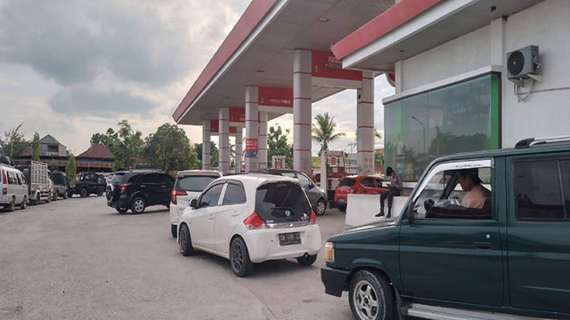 Antrean kendaraan di SPBU Rimbo Panjang, Kampar, Riau (TIKA AYU/SELASAR RIAU)