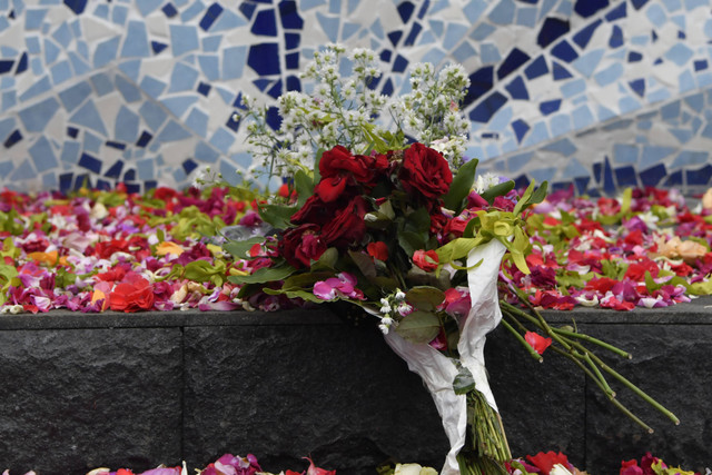 Suporter Arema FC (Aremania) menabur bunga di Patung Singa Stadion Kanjuruhan, Malang, jawa Timur, Minggu (2/10/2022). Foto: Zabur Karuru/ANTARA FOTO