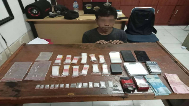 Pelaku diamankan bersama barang bukti sabu di Polres Siak, Riau (Dok. Polres SIak)