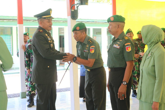 Dandim 1308/LB, Letkol Inf Dony Gredinand saat memberikan selamat kepada para prajurit yang naik pangkat setingkat lebih tinggi di Aula Makodim 1308/LB, Sabtu (1/10). Foto: Dok. Kodim 1308/LB