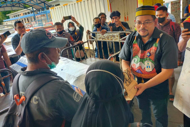 Tiga jenazah korban pembantaian KKB atau kelompok kriminal bersenjata di Kampung Mejnik, Kabupaten Teluk Bintuni, Papua Barat, tiba di Sulawesi Selatan, Minggu (2/10). Foto: Dok. Istimewa