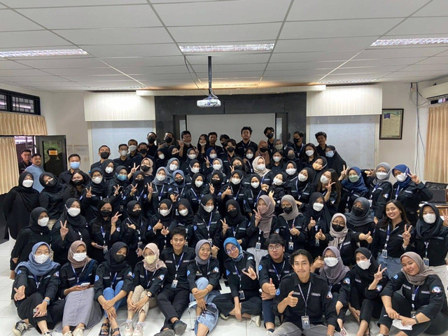 Illustrasi organisasi mahasiswa pada saat rapat umum pengurus 