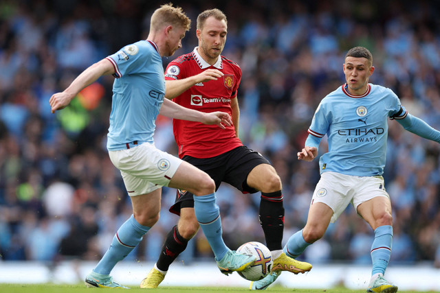 Pemain Manchester City Kevin De Bruyne beraksi dengan pemain Manchester United Christian Eriksen. Foto: Phil Noble/REUTERS