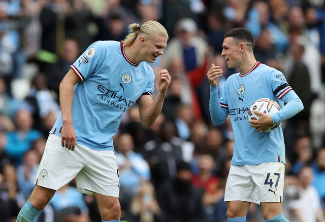 Pemain Manchester City Erling Braut Haaland dan Phil Foden merayakan gol di Etihad Stadium, Manchester, Inggris. Foto: Phil Noble/Reuters