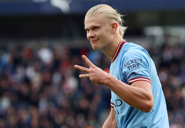 Pemain Manchester City Erling Braut Haaland melakukan selebrasi setelah mencetak gol kelima mereka dan menyelesaikan hat-trick di Etihad Stadium, Manchester, Inggris. Foto: Phil Noble/Reuters