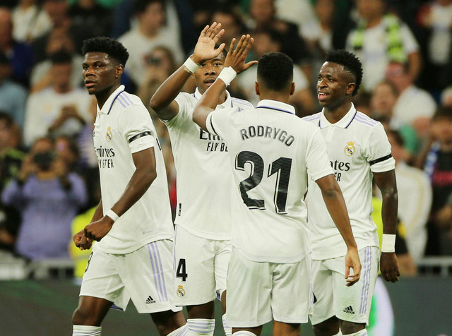 Pemain Real Madrid Vinicius Junior merayakan gol pertama mereka bersama rekan setim di Santiago Bernabeu, Madrid, Spanyol. Foto: Isabel Infantes/Reuters