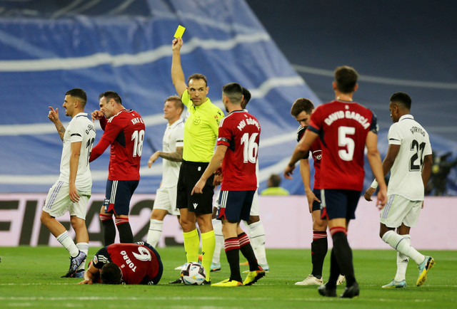 Pemain Real Madrid Dani Ceballos dikartu kuning oleh wasit Guillermo Cuadra Fernandez di Santiago Bernabeu, Madrid, Spanyol. Foto: Isabel Infantes/Reuters