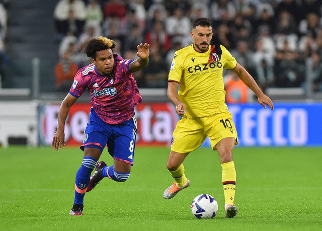 Pemain Juventus Weston McKennie beraksi dengan Nicola Sansone dari Bologna di Allianz Stadium, Turin, Italia. Foto: Massimo Pinca/Reuters