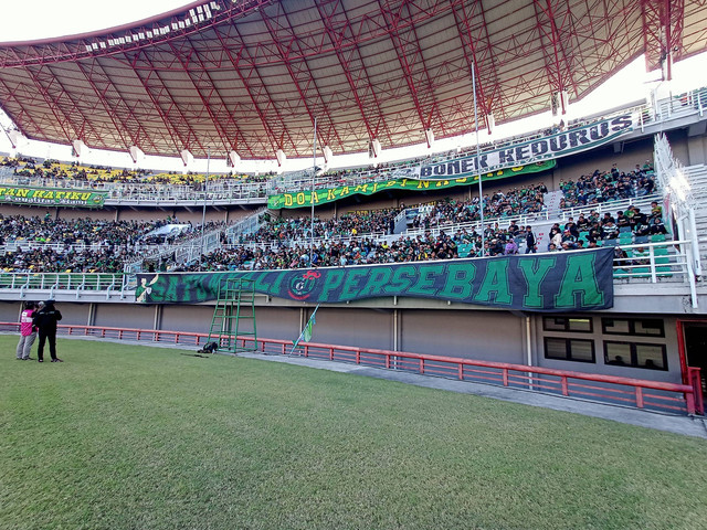 Bonek saat menyaksikan laga Persebaya di Stadion GBT beberapa waktu lalu. Foto: Masruroh/Basra