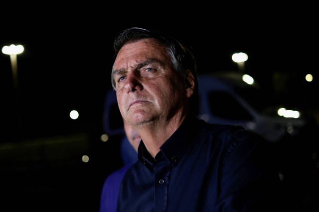 Presiden Brasil dan calon presiden Jair Bolsonaro berbicara setelah hasil putaran pertama pemilihan presiden Brasil, di Istana Alvorada di Brasilia, Brasil, Minggu (2/10/2022). Foto: Ueslei Marcelino/REUTERS