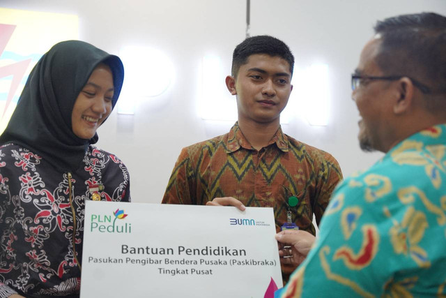 PLN Kalbar menyerahkan beasiswa pendidikan untuk 2 paskibraka nasional. Foto: Dok. PLN Kalbar