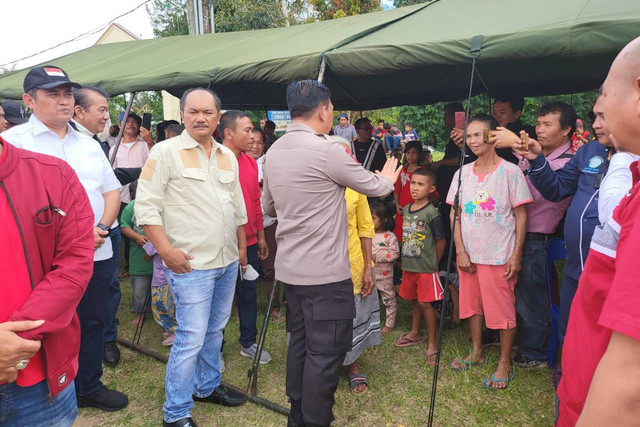 Polda Sumut saat memantau keadaan korban gempa di Tapanuli Utara, Senin (3/10/2022). Foto: Dok. Polda Sumut