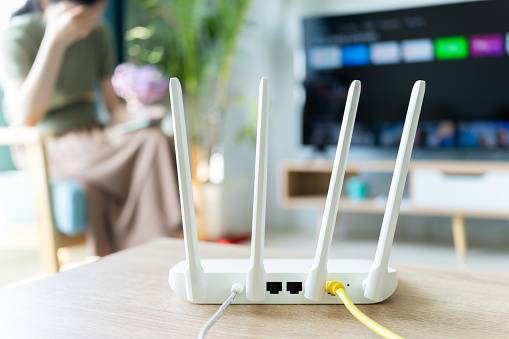 Ilustrasi menggunakan router TP Link. Foto: Unsplash.com