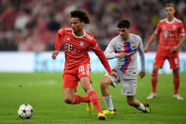 Pemain Bayern Muenchen Leroy Sane berusaha melewati pemain FC Barcelona Pedri pada pertandingan lanjutan Grup C Liga Champions di Allianz Arena, Munich, Jerman. Foto: Andreas Gebert/REUTERS
