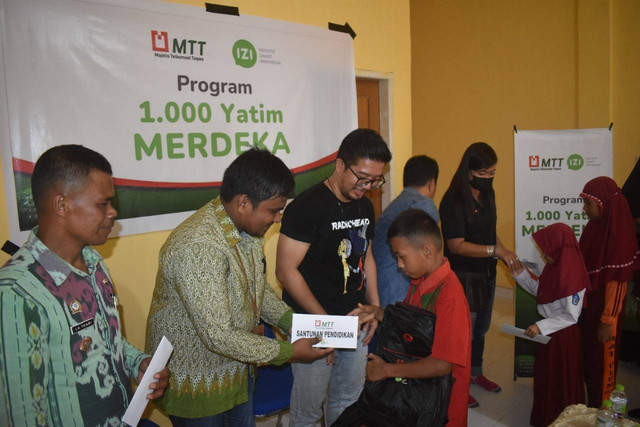 Perlengkapan Sekolah & Santunan Yatim dari Majelis Telkomsel Taqwa – IZI Sultra