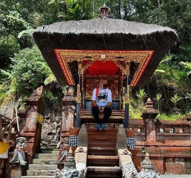 Viral WNA Duduk di Tempat Suci Pakai Sepatu, Pemprov Bali Minta Diselidiki