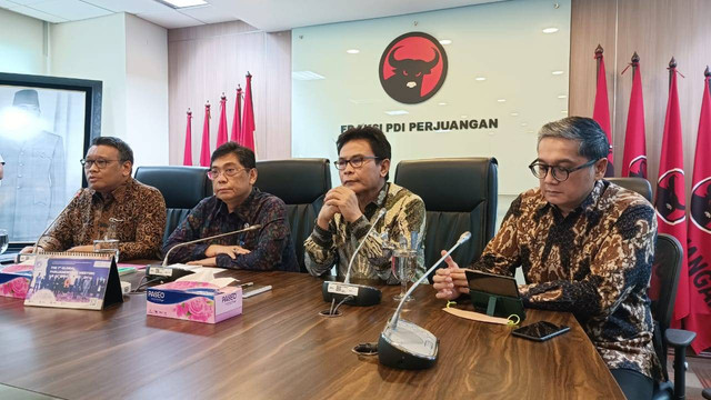 Utut Adiyanto, Johan Budi, Erico Sutarduga, dan Putra Nababan di konpers Fraksi PDIP DPR RI terkait tragedi Kanjuruhan, Senin (3/10/2022). Foto: Annisa Thahira Madina/kumparan