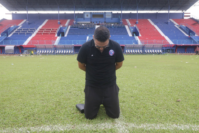 Pelatih Arema FC Javier Roca bersimpuh di Stadion Kanjuruhan pascakerusuhan di Malang, Jawa Timur, Senin (3/10/2022).  Foto: Prasetia Fauzani/ANTARA FOTO
