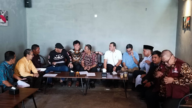 Forum Advokat Indonesia gelar konferensi pers di Oktaf Coffe, Senin (3/10). Foto: Aprilandika Pratama/kumparan