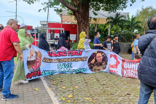 Sejumlah orang berdemo di depan Gedung Merah Putih merespons dugaan upaya mentersangkakan Anies Baswedan, Senin (3/10/2022).  Foto: Hedi/kumparan
