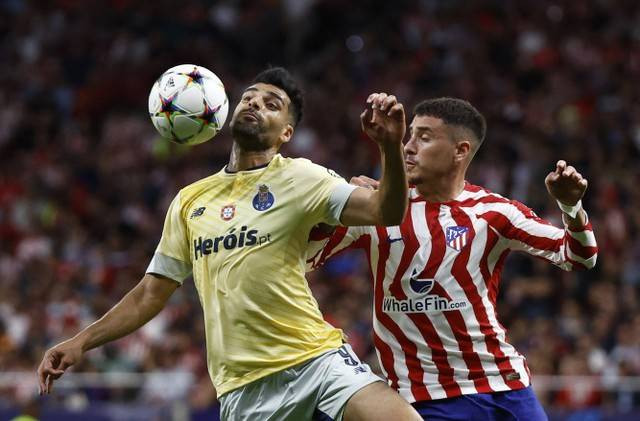 Mehdi Taremi dari FC Porto duel dengan Jose Gimenez dari Atletico Madrid pada pertandingan Liga Champions Grup B di Metropolitano, Madrid, Spanyol, Selasa (7/9/2022). Foto: Juan Medina/Reuters