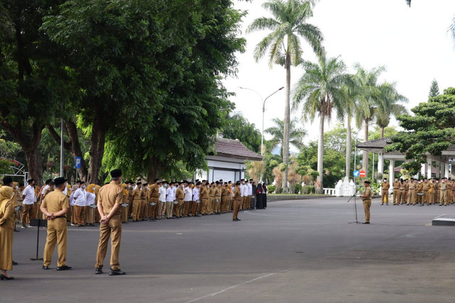 Pemkab Kuningan, Jabar, menyampaikan belasungkawa atas korban jiwa yang terjadi saat pertandingan sepak bola Persebaya melawan Arema di Stadion Kanjuruhan, Malang. (Andri)