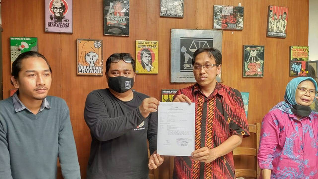 Salah satu orang tua siswa SMA N 1 Wates, Kulon Progo bernama Agung Purnomo (41) (berbatik) diduga disekap dan diintimidasi di kantor Satpol PP Kabupaten Kulon Progo. Foto: Arfiansyah Panji/kumparan