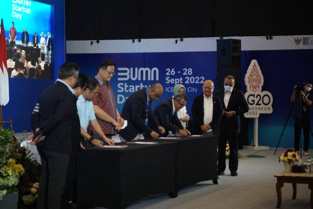 Pertamina NRE dan PT Metra Digital Investama (MDI Ventures) menandatangani head of agreement (HoA) tentang inisiasi kerja sama investasi dalam bentuk energy fund pada Senin (26/9/2022) dalam acara BUMN Startup Day. Foto: Dok. Pertamina