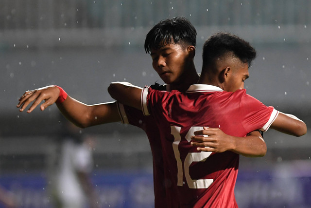 Pesepak bola Tim Nasional U-17 Indonesia Arkhan Kaka Putra (kiri) merangkul rekannya, Muhammad Tegar (kanan) usai membobol gawang Tim Nasional U-17 Guam dalam laga Grup B Kualifikasi Piala Asia U-17 2023 di Stadion Pakansari. Foto: Aditya Pradana Putra/ANTARA FOTO