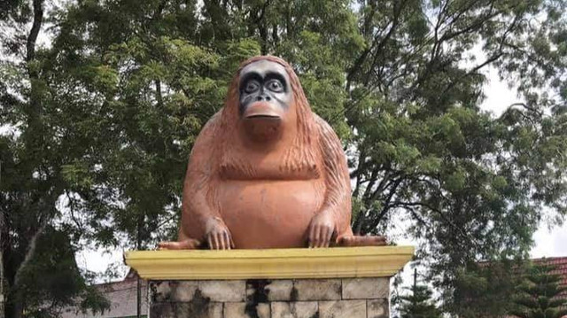 Patung orang utan di taman samping kantor Bupati Kobar. Foto: Lukman Hakim/InfoPBUN