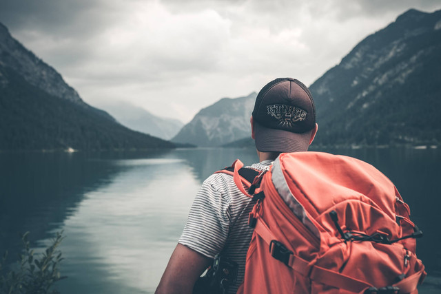 Ilustrasi Backpacker, Foto Unsplash/Philipp Kämmerer