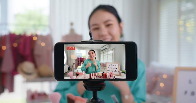 Ilustrasi membuat konten TikTok sebagai salah satu strategi marketing. Foto: Shutterstock