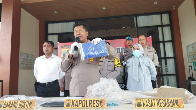 Kapolres Temanggung AKBP Agus Puryadi menunjukkan tersangka R (17), pelaku pembunuhan terhadap pacarnya di Mapolres Temanggung. Foto: ist